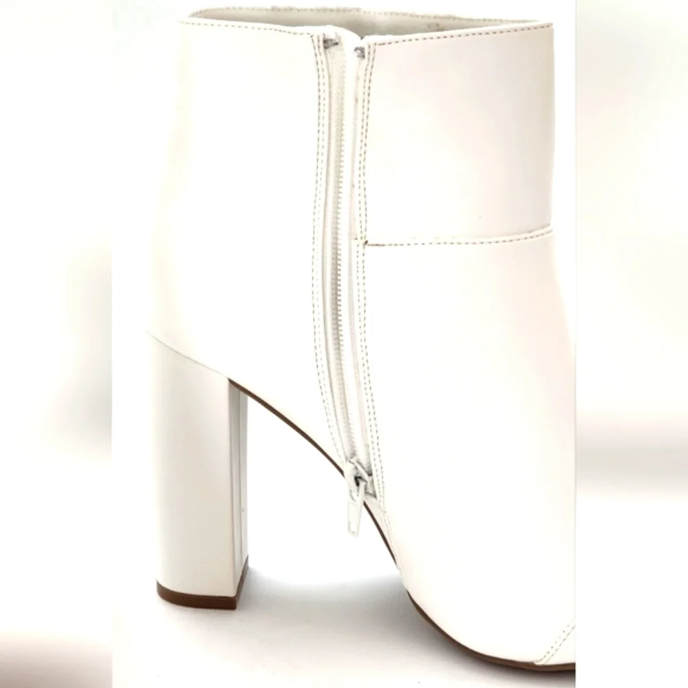 XOXO Women's Leather White Fedela Ankle Boots Size 9.5
